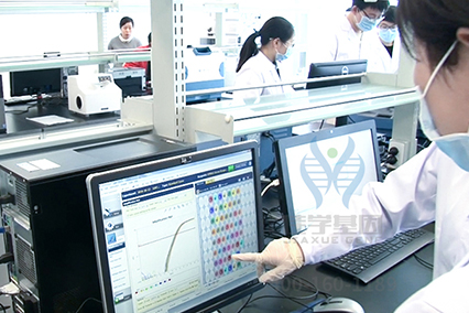 【佳學(xué)基因-<a href=http://m.alivewithwords.com/tk/jiema/cexujishu/2021/31933.html>基因檢測(cè)</a>】男性<font color='red'>脫發(fā)</font>是什么原因造成的？